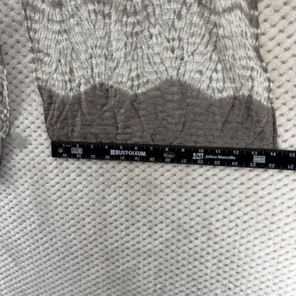 Eileen Fisher Women's Gray White Crinkle Textured Silk 100% Scarf 70x24 - Picture 4 of 4